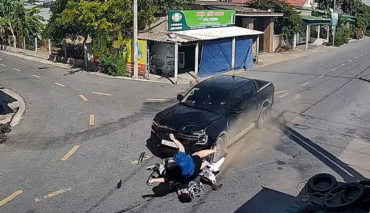 Hiện trường &ocirc; t&ocirc; b&aacute;n tải t&ocirc;ng văng xe m&aacute;y tại ng&atilde; tư Nghệ An, 2 người phụ nữ bị hất văng hiện ra sao?