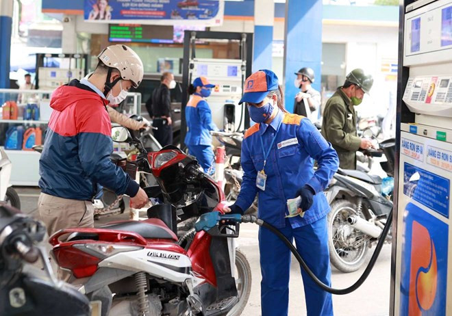 Gi&aacute; xăng dầu chiều nay 19/8: Xăng E10 lao dốc mất phanh, RON 92 thấp hơn đỉnh 8.800 đồng, gi&aacute; đầy b&igrave;nh c&aacute;c mẫu xe số