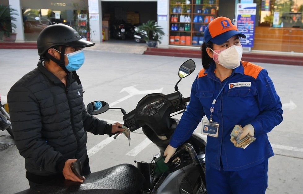 Gi&aacute; xăng dầu tối nay 19/8: Xăng RON 92 giảm xuống mức rất rẻ, E10 c&aacute;ch đỉnh tận 9.301 đồng, bảng gi&aacute; lăn b&aacute;nh Mazda CX-5