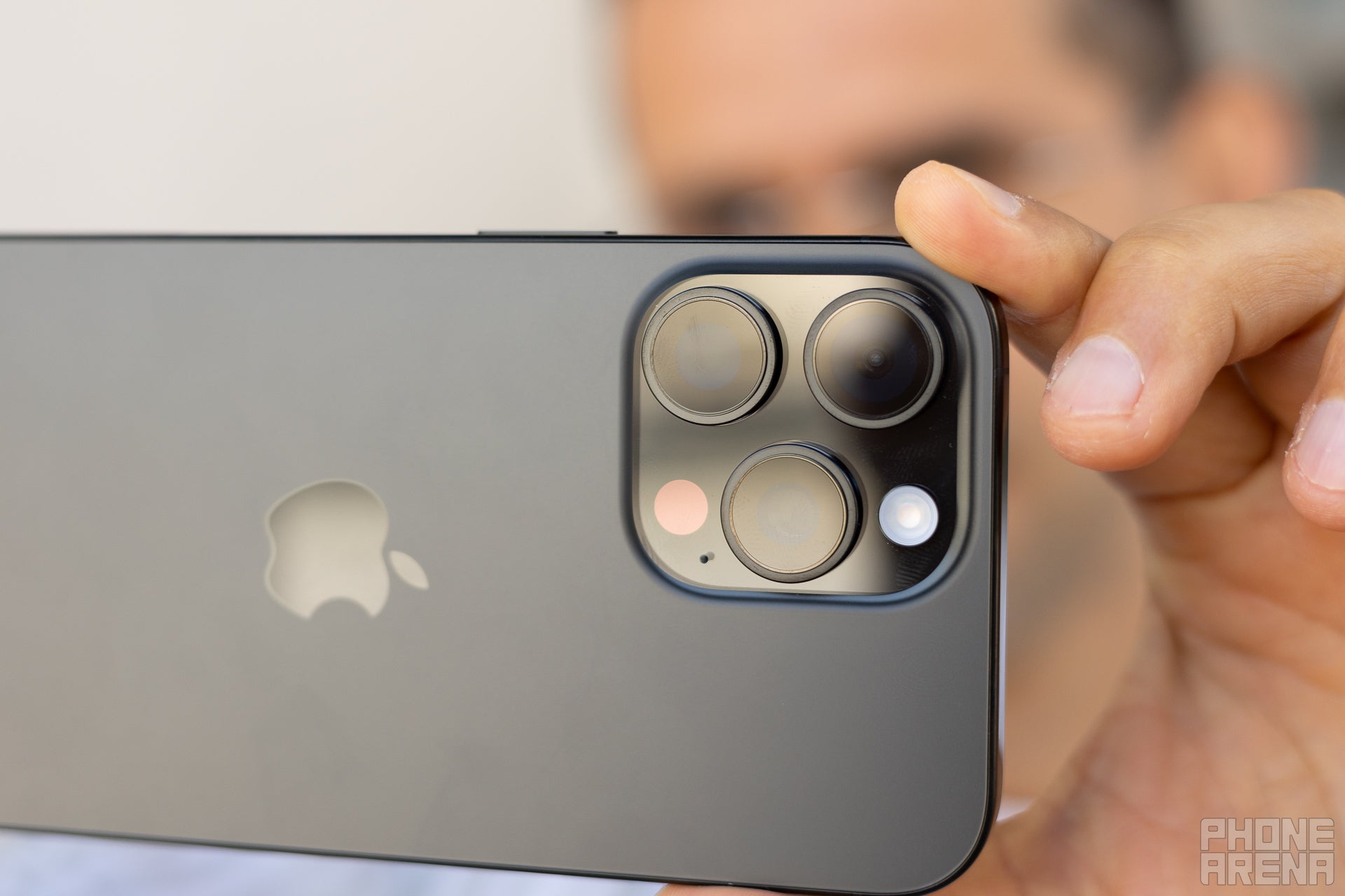 Gi&aacute; iPhone 16 Pro Max th&aacute;ng 8: Rẻ so với iPhone 17 Pro Max hơn 10 triệu, vẫn rất mạnh, ngon l&acirc;u d&agrave;i