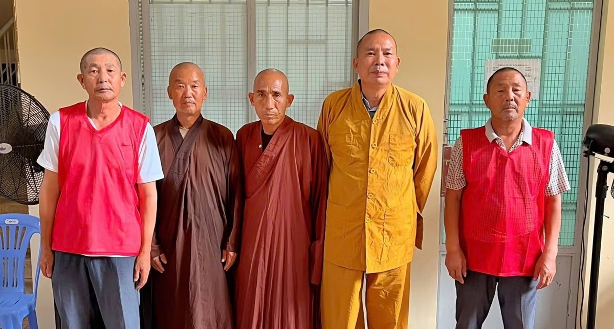 Ph&aacute;t hiện g&igrave; khi kiểm tra nơi ở của nh&oacute;m người Trung Quốc giả tu sĩ mời gọi, b&aacute;n h&agrave;ng ở chợ Bến Th&agrave;nh?