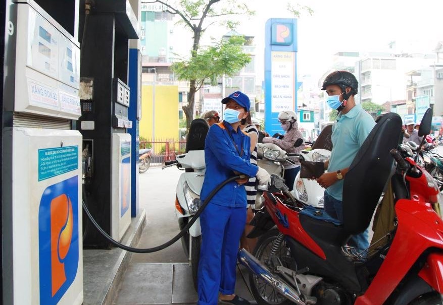 Gi&aacute; xăng dầu chiều nay 20/8: Xăng E5 RON 92 v&agrave; E10 RON 95 đồng loạt tăng mạnh, bảng gi&aacute; đầy b&igrave;nh xe ga 150-160cc
