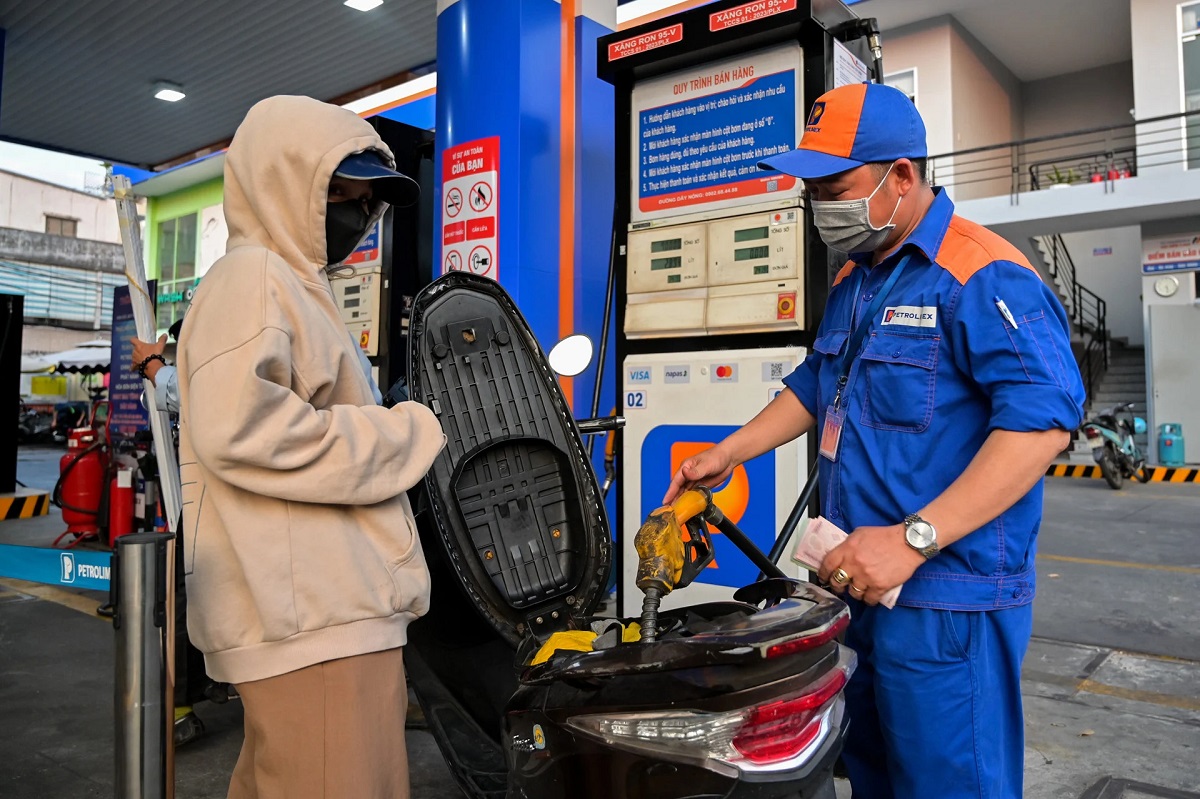 Gi&aacute; xăng dầu h&ocirc;m nay 21/8: E10 RON95 v&agrave; E5 RON92 \'bay m&agrave;u\' 9.000 đồng từ đỉnh, Diesel rẻ b&egrave;o, gi&aacute; đầy b&igrave;nh xe m&aacute;y Yamaha