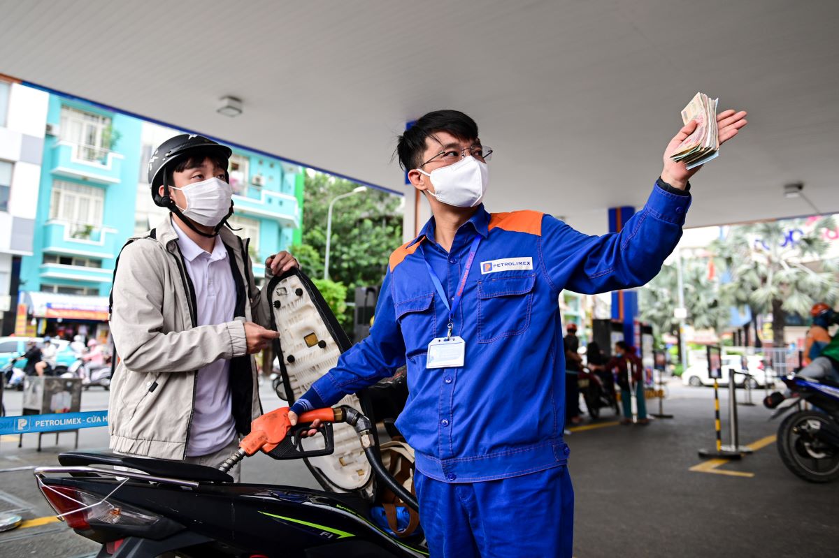 Gi&aacute; xăng dầu h&ocirc;m nay chiều 20/8: Chỉ c&ograve;n &iacute;t giờ trước kỳ điều h&agrave;nh, xăng c&oacute; thể tăng tới 1.100 đồng/l&iacute;t?