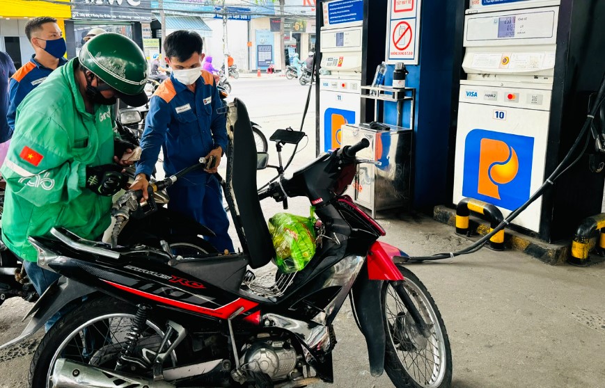Gi&aacute; xăng dầu trưa nay 20/8: Xăng RON 92 giảm về gần đ&aacute;y, E10 rẻ hơn đỉnh gần 10.000 đồng, gi&aacute; lăn b&aacute;nh Hyundai Grand i10