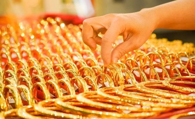 Cập nhật gi&aacute; v&agrave;ng h&ocirc;m nay chiều 21/8: V&agrave;ng trong nước lại \'đẩy gi&aacute;\', thị trường diễn biến hiếm thấy