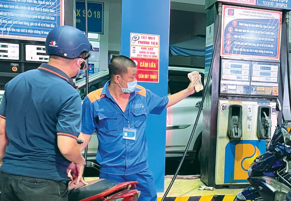 Gi&aacute; xăng dầu chiều nay 21/8: Xăng E10 RON 95 đ&atilde; rẻ hơn đỉnh gần 9.000 đồng, E5 RON 92 s&aacute;t đ&aacute;y, gi&aacute; đầy b&igrave;nh xe ga 125cc