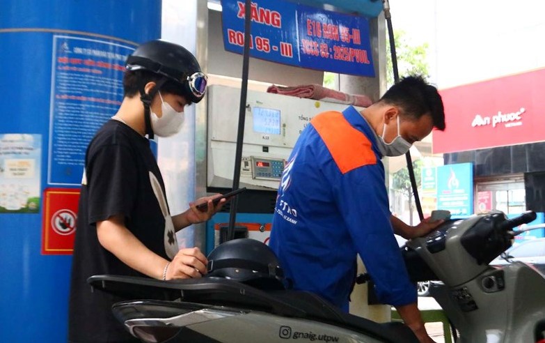 Gi&aacute; xăng dầu h&ocirc;m nay 22/8: Dầu diesel &lsquo;rẻ b&egrave;o&rsquo;, xăng RON 92 v&agrave; E10 chỉ c&aacute;ch đ&aacute;y 2.600 đồng, gi&aacute; lăn b&aacute;nh VinFast VF 5