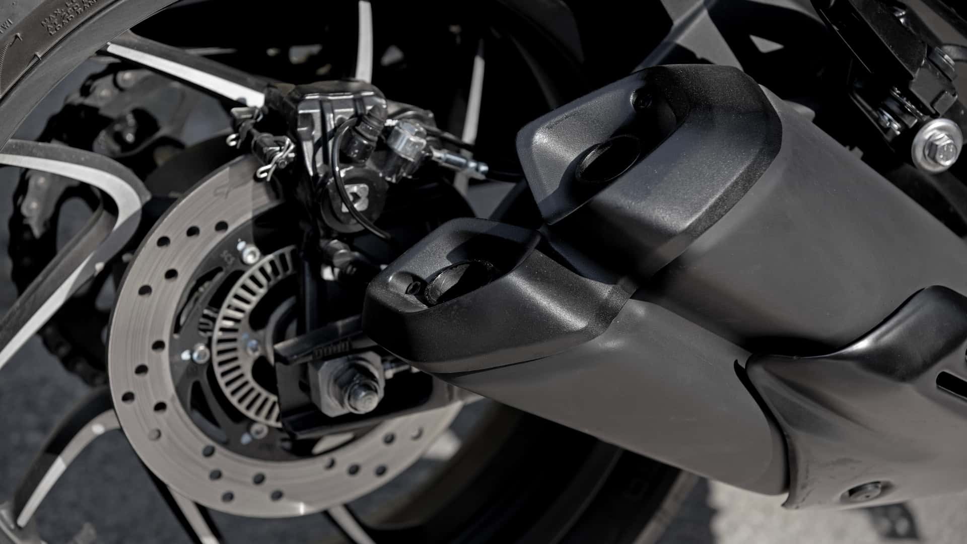 &lsquo;Vua c&ocirc;n tay&rsquo; mới ch&iacute;nh thức ra mắt: Ph&acirc;n khối lớn hơn hẳn Yamaha Exciter v&agrave; Honda Winner R, gi&aacute; rẻ so với trang bị ảnh 5