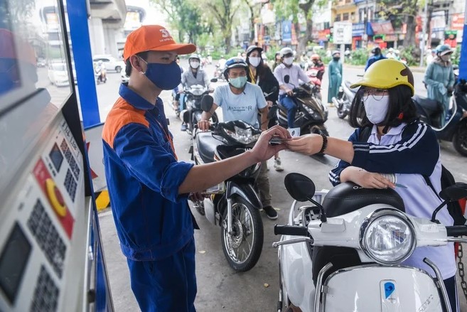 Gi&aacute; xăng dầu h&ocirc;m nay 23/8: Xăng RON 92 \'rẻ như rau\', E10 giảm 2.700 đồng sẽ \'thủng đ&aacute;y\', gi&aacute; đầy b&igrave;nh xe ga 150-160cc