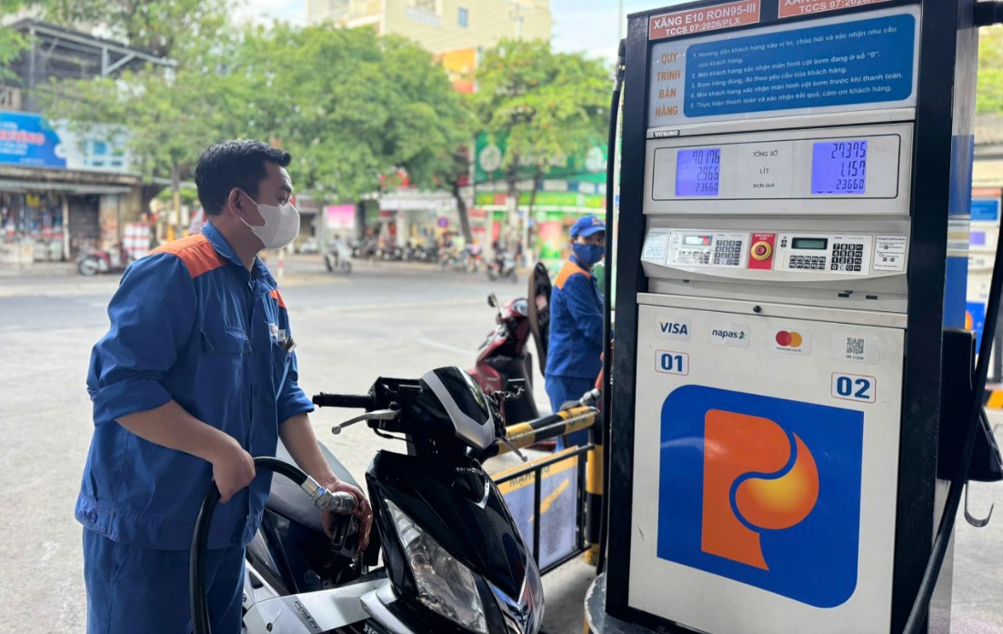 Gi&aacute; xăng dầu trưa nay 22/8: Xăng RON 92 &lsquo;rẻ như rau&rsquo;, E10 c&oacute; về 19.000 đồng/l&iacute;t kh&ocirc;ng? Gi&aacute; đầy b&igrave;nh c&aacute;c mẫu xe số