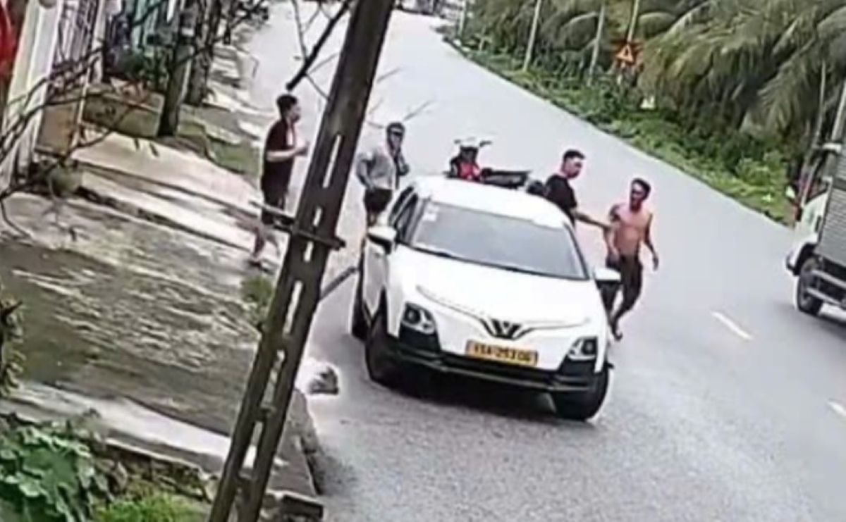 Chặn đầu &ocirc; t&ocirc; rồi d&ugrave;ng mũ bảo hiểm tấn c&ocirc;ng t&agrave;i xế, người đ&agrave;n &ocirc;ng bị c&ocirc;ng an đưa về l&agrave;m việc