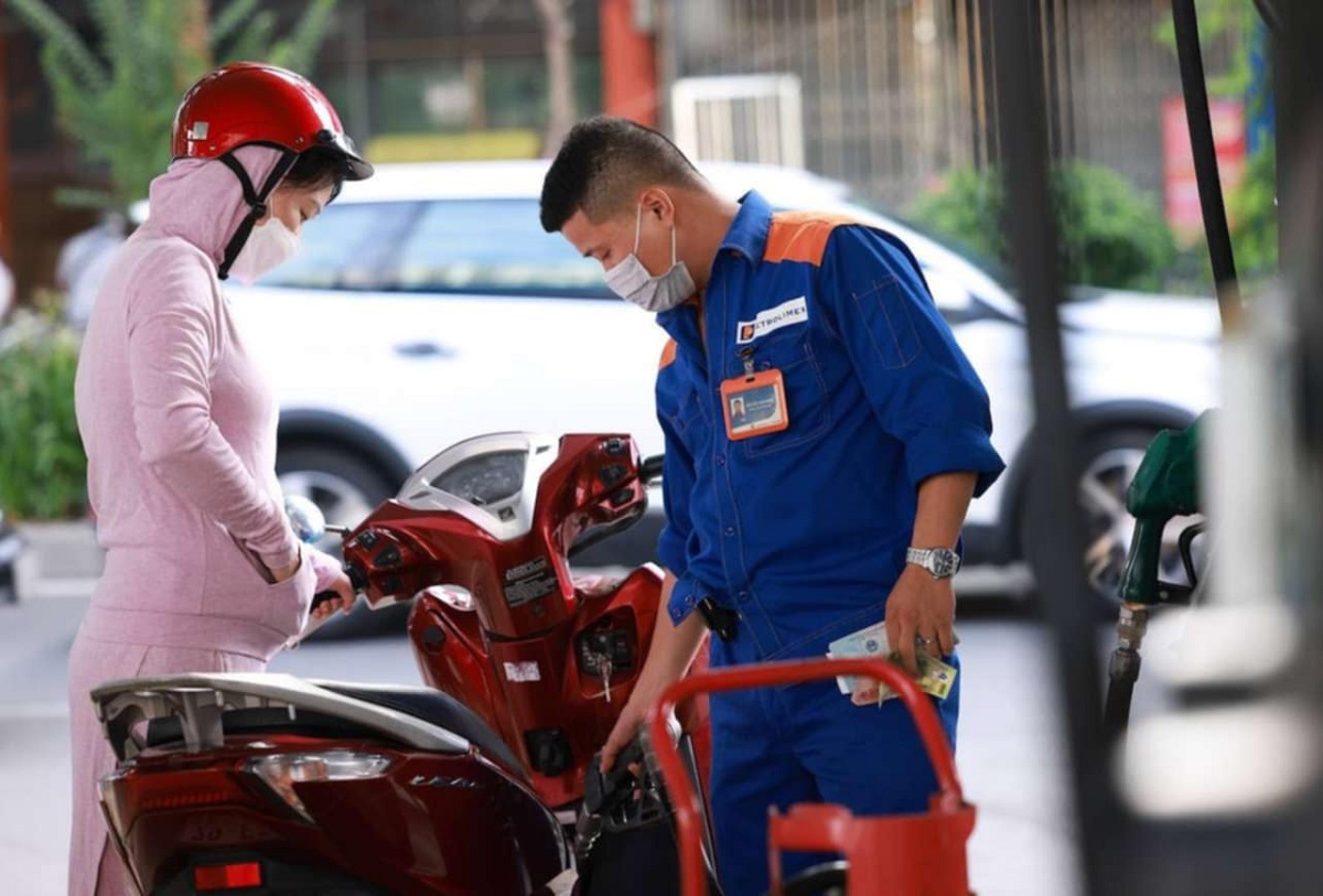 Gi&aacute; xăng dầu h&ocirc;m nay 23/8: E10 RON95 đ&atilde; \'s&aacute;ng cửa\' về 17.000 đồng, E5 RON92 rẻ l&agrave; bao nhi&ecirc;u? Gi&aacute; đầy b&igrave;nh xe m&aacute;y Honda