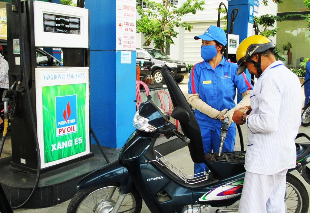 Gi&aacute; xăng dầu tối 23/8: Dầu diesel rất rẻ, xăng RON 92 v&agrave; E10 c&oacute; thể xuống 18.000 đồng/l&iacute;t kh&ocirc;ng? Gi&aacute; đầy b&igrave;nh &ocirc; t&ocirc; Honda