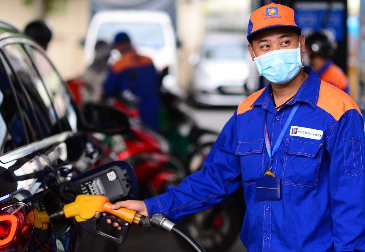 Gi&aacute; xăng dầu h&ocirc;m nay 24/8: RON 92 v&agrave; E10 c&aacute;ch mốc 19.000 đồng/l&iacute;t kh&ocirc;ng xa, c&oacute; thể \'ph&aacute; đ&aacute;y\'? Gi&aacute; lăn b&aacute;nh Honda City