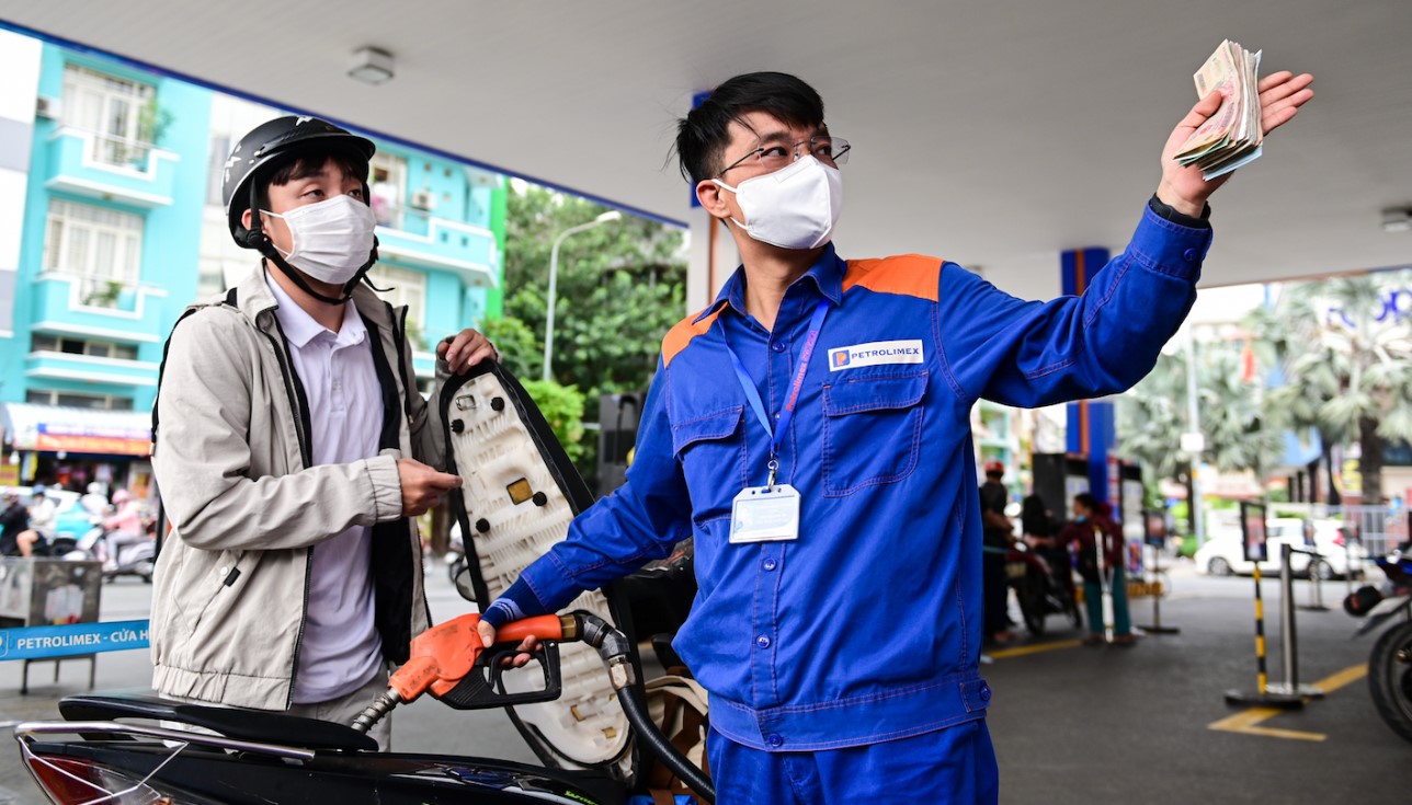 Gi&aacute; xăng dầu h&ocirc;m nay 25/8: Dầu diesel gần đ&aacute;y, E5 RON 92 v&agrave; E10 RON 95 c&oacute; về 18.000 đồng/l&iacute;t? Gi&aacute; lăn b&aacute;nh VinFast VF 6