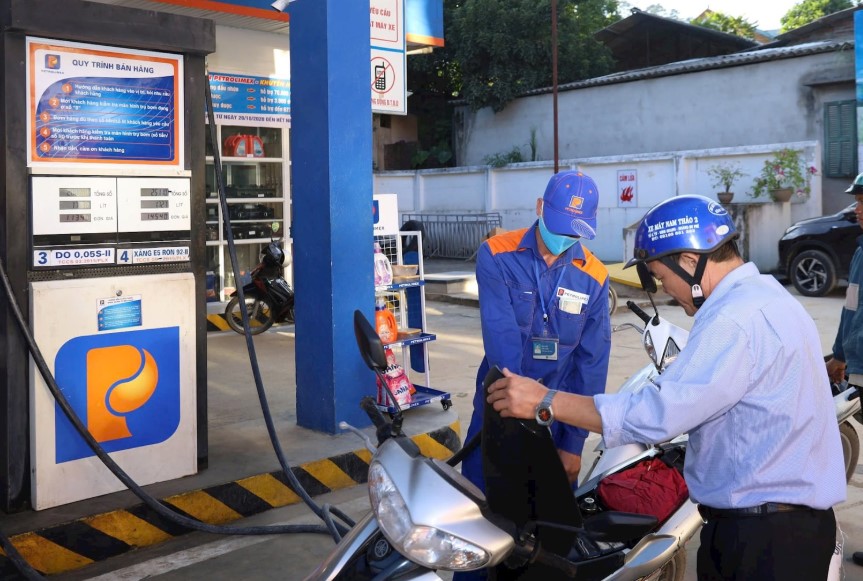 Gi&aacute; xăng dầu trưa 24/8: E5 RON 92 c&aacute;ch đ&aacute;y hơn 2.000 đồng, E10 RON 95 c&oacute; về 18.000 đồng/l&iacute;t? Gi&aacute; đầy b&igrave;nh xe ga 125cc