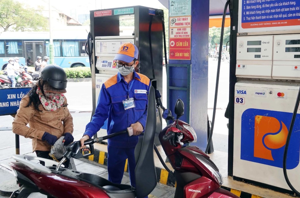 Gi&aacute; xăng dầu h&ocirc;m nay 26/8: RON 92 c&aacute;ch đ&aacute;y 2.642 đồng, E10 &lsquo;s&aacute;ng cửa&rsquo; về 17.000 đồng? gi&aacute; lăn b&aacute;nh Toyota Corolla Cross