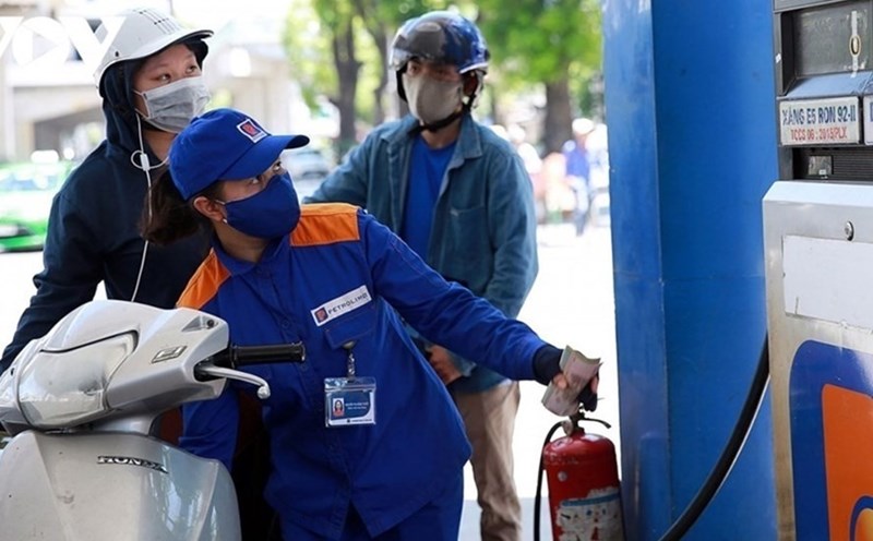 Gi&aacute; xăng dầu tối 25/8: Xăng E10 RON 95 kh&ocirc;ng xa 18.000 đồng/l&iacute;t, E5 RON 92 sẽ &lsquo;ph&aacute; đ&aacute;y&rsquo;? Gi&aacute; đầy b&igrave;nh xe c&ocirc;n tay 150cc
