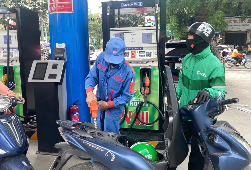 Gi&aacute; xăng dầu trưa 25/8: Xăng RON 92 v&agrave; E10 rất gần đ&aacute;y, dầu diesel rẻ hơn đỉnh 16.200 đồng, gi&aacute; đầy b&igrave;nh xe ga 110cc