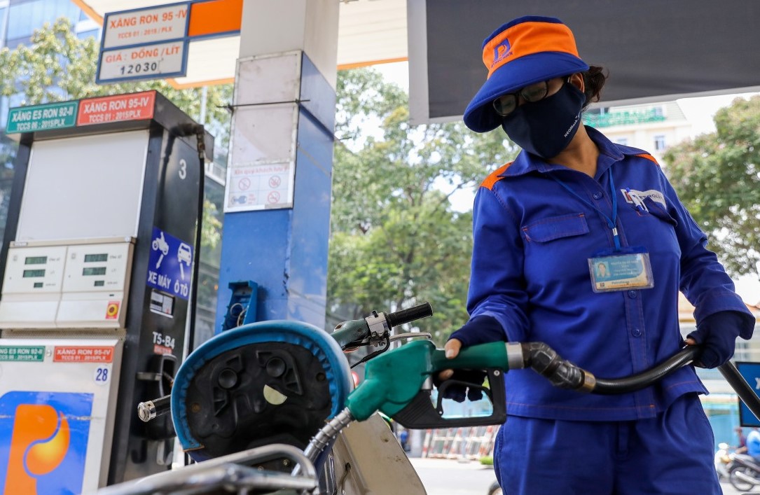Gi&aacute; xăng dầu chiều 26/8: Xăng E10 RON 95 giảm 2.665 đồng sẽ về đ&aacute;y, E5 RON 92 đ&atilde; rất rẻ, bảng gi&aacute; đầy b&igrave;nh xe ga 125cc