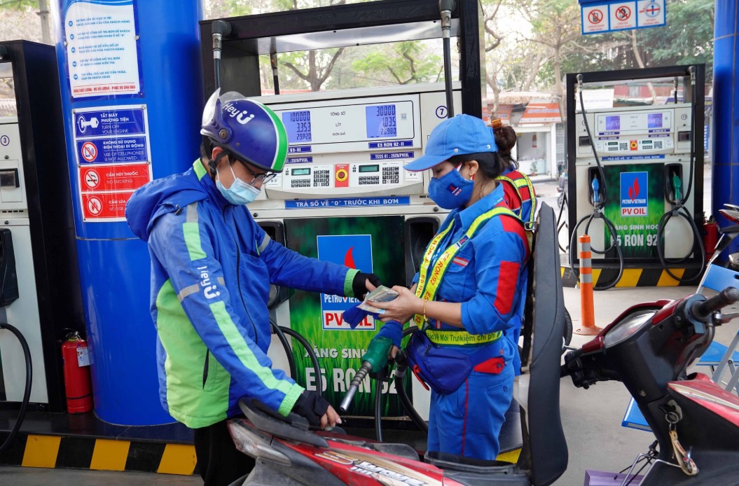 Gi&aacute; xăng dầu h&ocirc;m nay 27/8: Xăng E5 RON 92 rất gần mốc 18.000 đồng/l&iacute;t, E10 RON 95 c&oacute; giảm s&acirc;u? Gi&aacute; lăn b&aacute;nh VinFast VF 3