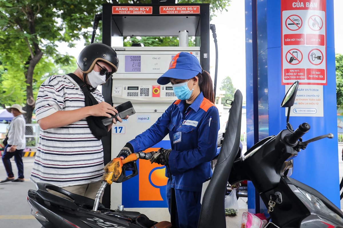 Gi&aacute; xăng dầu h&ocirc;m nay 27/8: E10 RON95 v&agrave; RON92 \'s&aacute;ng cửa\' về 17.000 đồng, Diesel \'rẻ như b&egrave;o\', gi&aacute; đầy b&igrave;nh xe m&aacute;y Suzuki