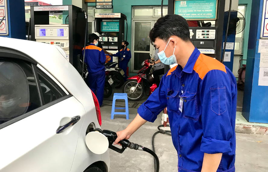 Gi&aacute; xăng dầu tối 26/8: Xăng E5 RON 92 sắp giảm mạnh, E10 RON 95 &lsquo;rộng cửa&rsquo; về 17.000 đồng/l&iacute;t? Gi&aacute; đầy b&igrave;nh &ocirc; t&ocirc; Mazda