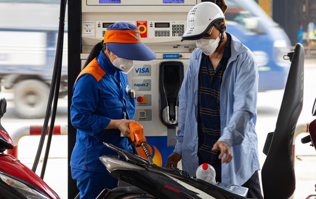 Gi&aacute; xăng dầu h&ocirc;m nay 28/8: Xăng E10 RON 95 lao dốc, E5 RON 92 giảm về c&aacute;ch đ&aacute;y 2.572 đồng, gi&aacute; đầy b&igrave;nh xe ga 150-160cc