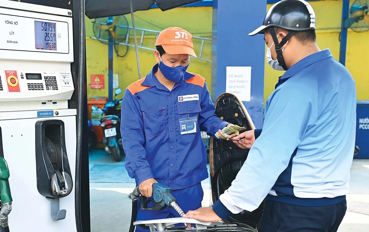 Gi&aacute; xăng dầu h&ocirc;m nay 28/8: E10 RON95 giảm s&acirc;u l&agrave; bao nhi&ecirc;u? E5 RON92 c&oacute; về 17.000 đồng kh&ocirc;ng? Gi&aacute; đầy b&igrave;nh xe m&aacute;y Suzuki