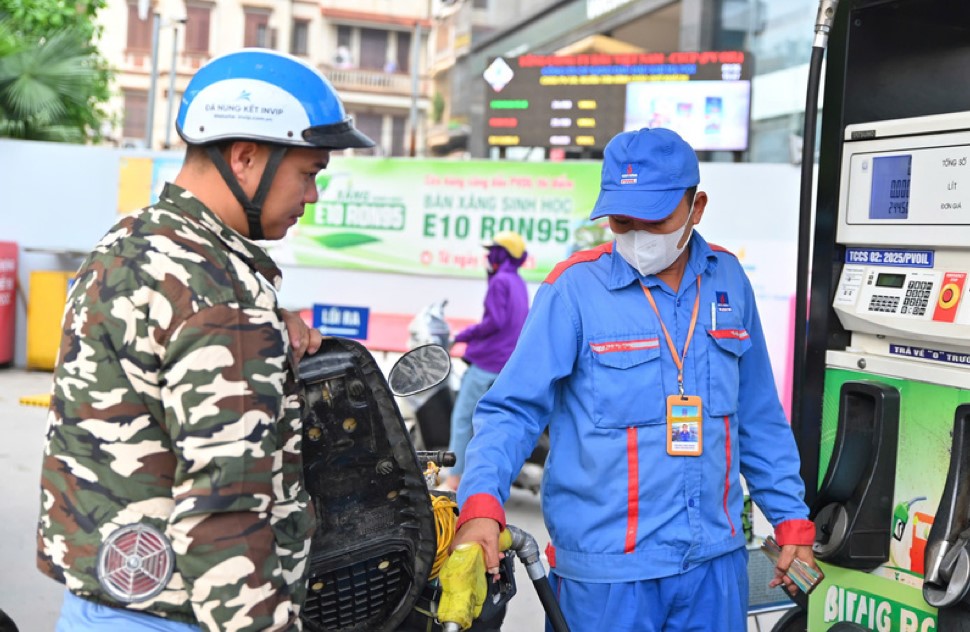 Gi&aacute; xăng dầu h&ocirc;m nay 29/8: Xăng E10 giảm về mức rất rẻ, RON 92 c&aacute;ch đ&aacute;y hơn 2.000 đồng, gi&aacute; lăn b&aacute;nh Mazda CX-5