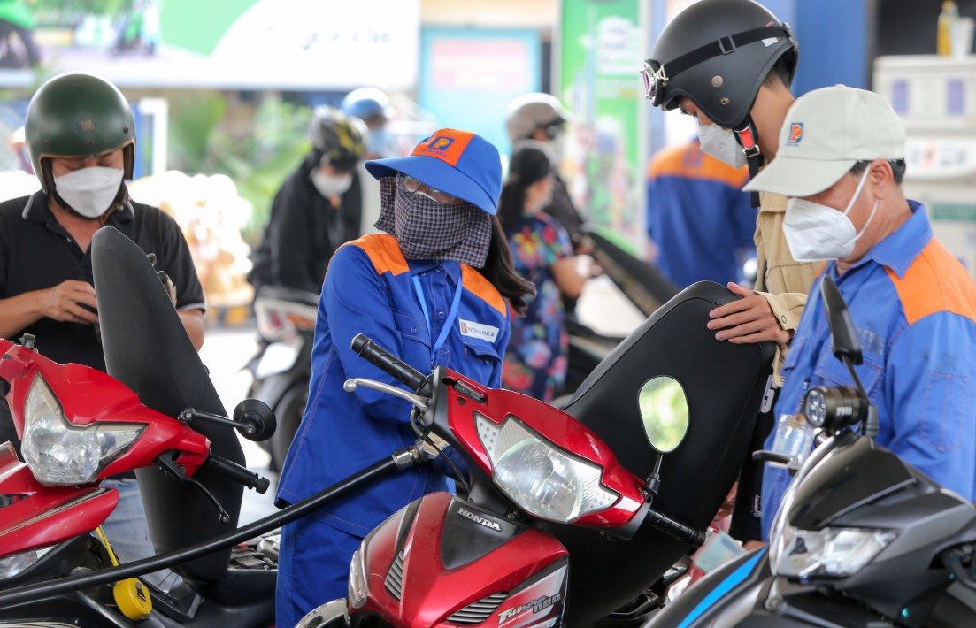 Gi&aacute; xăng dầu trưa 28/8: Dầu diesel lại giảm, xăng E10 v&agrave; RON 92 &lsquo;rộng cửa&rsquo; về 18.000 đồng/l&iacute;t, gi&aacute; lăn b&aacute;nh VinFast VF 7