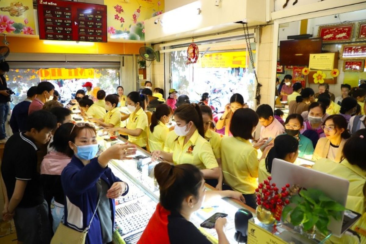 Bảng gi&aacute; v&agrave;ng h&ocirc;m nay 29/8: V&agrave;ng SJC nhẫn trơn 9999 \'đi l&ugrave;i\' l&acirc;u hiếm thấy theo v&agrave;ng thế giới!
