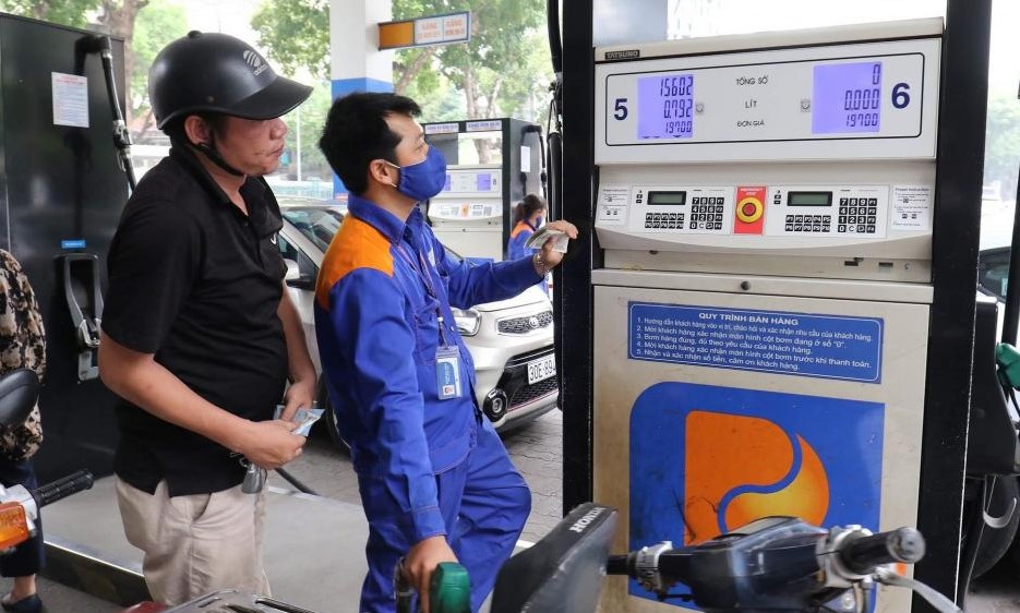 Gi&aacute; xăng dầu chiều 29/8: Xăng E10 về rất gần đ&aacute;y, RON 92 &lsquo;s&aacute;ng cửa&rsquo; giảm xuống 18.000 đồng/l&iacute;t, gi&aacute; đầy b&igrave;nh &ocirc; t&ocirc; Mazda