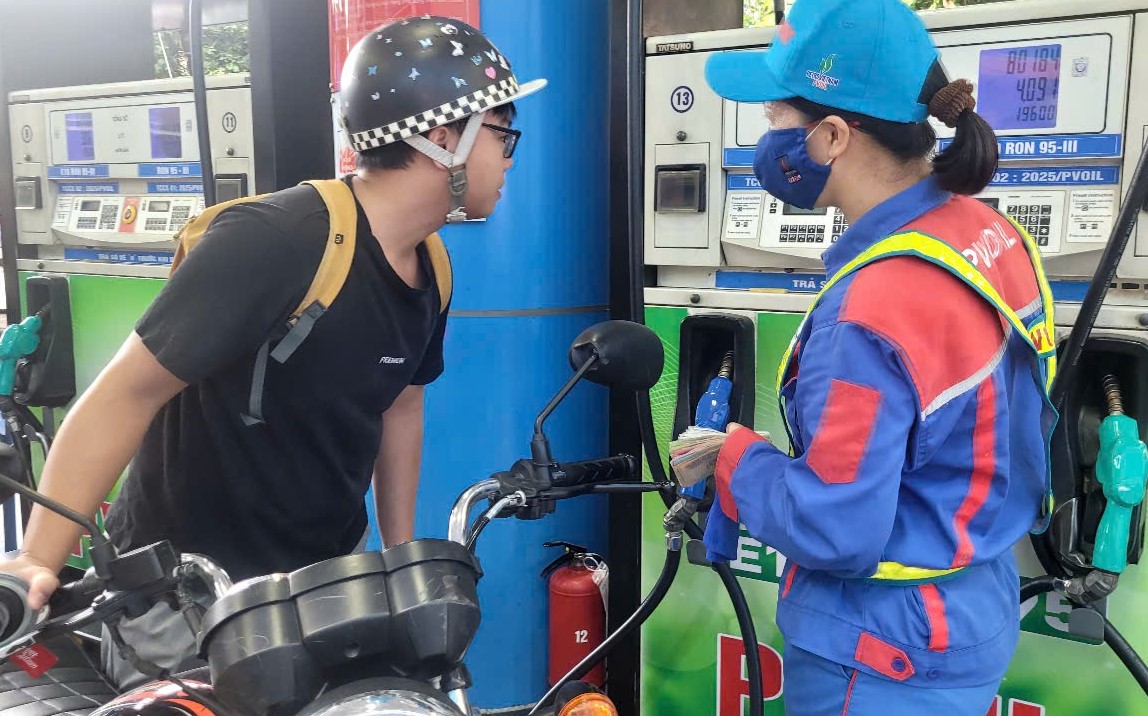 Gi&aacute; xăng dầu h&ocirc;m nay 30/8: Xăng E10 RON 95 giảm &lsquo;cắm đầu&rsquo;, E5 RON 92 kh&ocirc;ng xa 17.000 đồng/l&iacute;t, gi&aacute; đầy b&igrave;nh xe ga 110cc
