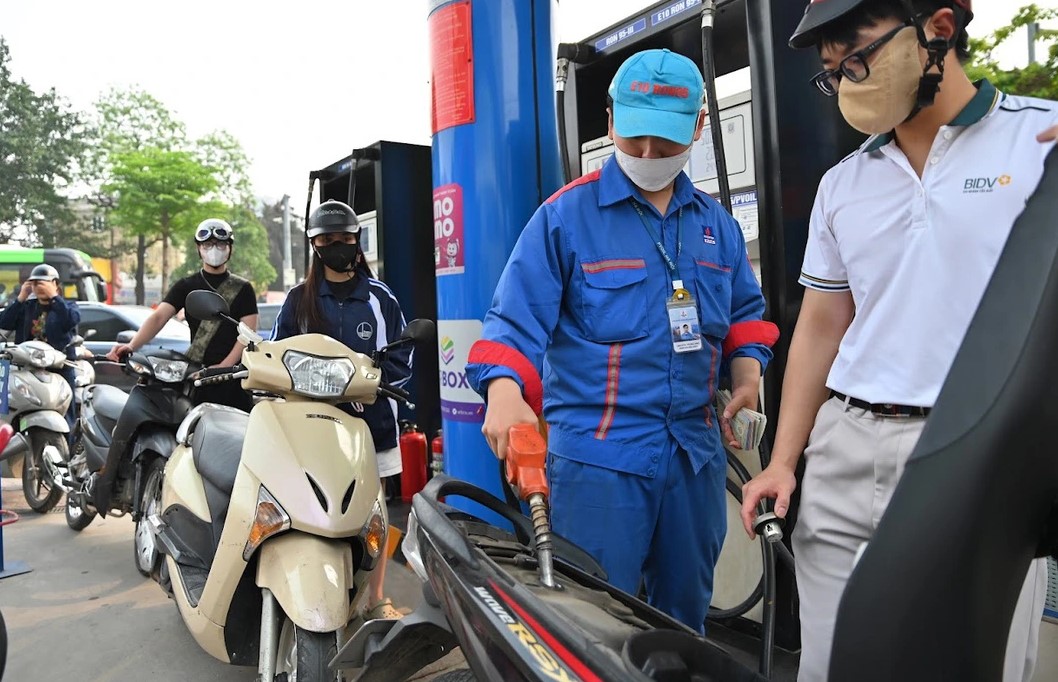 Gi&aacute; xăng dầu tối nay 29/8: Xăng E5 RON 92 giảm xuống cực rẻ, E10 RON 95 rất gần 18.000 đồng/l&iacute;t, bảng gi&aacute; đầy b&igrave;nh xe số