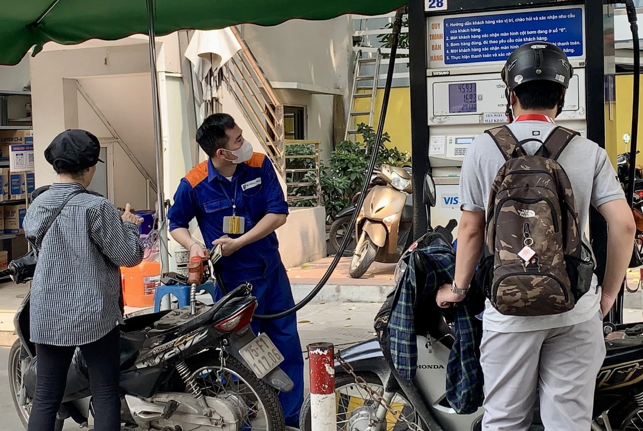 Gi&aacute; xăng dầu trưa 296/8: E5 RON 92 giảm thấp hơn đỉnh 8.347 đồng, E10 RON 95 đ&atilde; rất rẻ, bảng gi&aacute; đầy b&igrave;nh xe ga 125cc