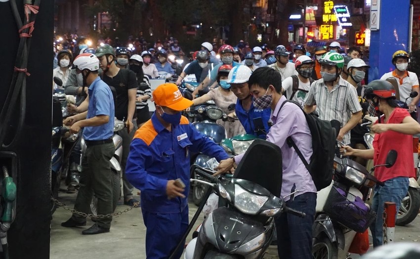 Gi&aacute; xăng dầu tối nay 30/8: Xăng E10 giảm thấp hơn đỉnh 8.817 đồng, RON 92 sắp về đ&aacute;y mới rất rẻ, gi&aacute; đầy b&igrave;nh &ocirc; t&ocirc; Honda