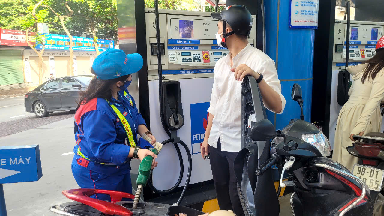 Gi&aacute; xăng dầu h&ocirc;m nay 31/8: E10 RON95 đ&atilde; \'thấy đ&aacute;y\' 17.000 đồng/l&iacute;t, E5 RON92 đang cực kỳ rẻ, gi&aacute; đầy b&igrave;nh xe m&aacute;y Yamaha