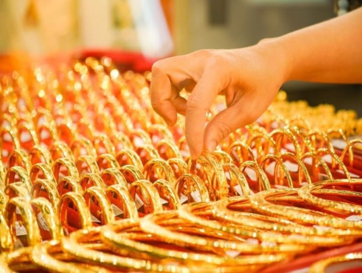 Cập nhật gi&aacute; v&agrave;ng h&ocirc;m nay chiều 31/8: V&agrave;ng trong nước cao \'ch&oacute;t v&oacute;t\', v&agrave;ng thế giới l&ugrave;i s&aacute;t 4400 USD
