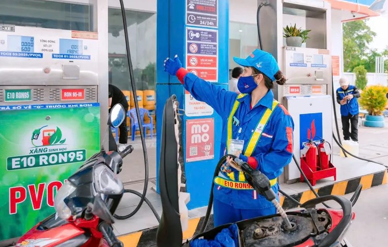 Gi&aacute; xăng dầu chiều 31/8: Xăng E10 RON 95 sắp &lsquo;thủng đ&aacute;y&rsquo;, E5 RON 92 &lsquo;s&aacute;ng cửa&rsquo; xuống 17.000 đồng/l&iacute;t, gi&aacute; đầy b&igrave;nh xe số