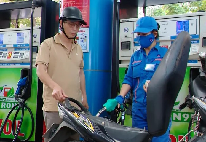 Gi&aacute; xăng dầu h&ocirc;m nay 31/8: Xăng E10 v&agrave; RON 92 giảm xuống mức rất rẻ, c&oacute; về 18.000 đồng/l&iacute;t? Gi&aacute; đầy b&igrave;nh xe ga 125cc