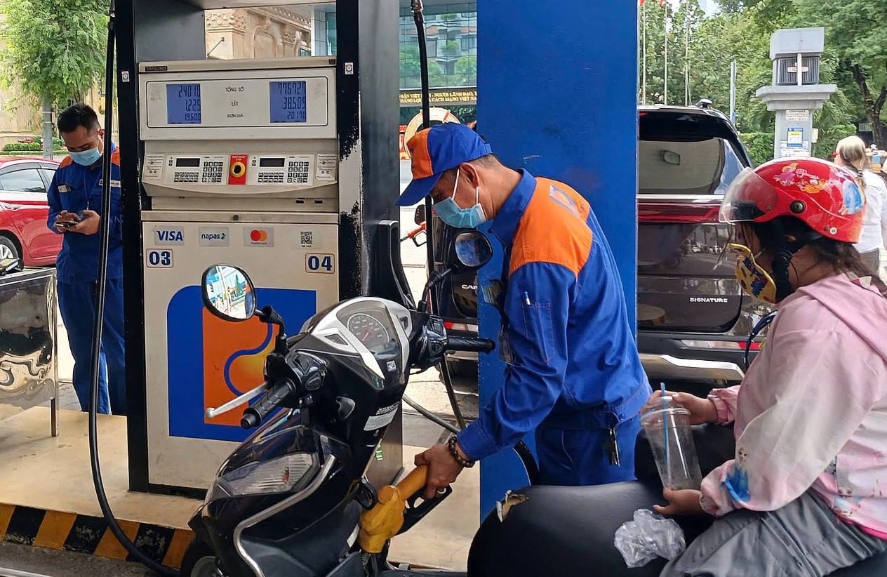 Gi&aacute; xăng dầu tối nay 31/8: Xăng RON 92 lại rục rịch giảm, E10 c&oacute; xuống dưới 18.000 đồng/l&iacute;t? gi&aacute; đầy b&igrave;nh xe ga 110cc