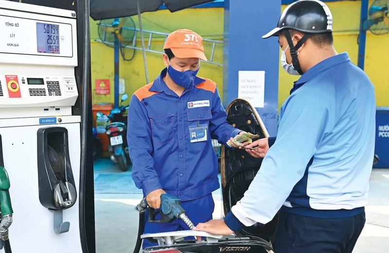 Gi&aacute; xăng dầu trưa nay 31/8: Xăng RON 92 &lsquo;t&igrave;m đường&rsquo; xuống 18.000 đồng/l&iacute;t, E10 đ&atilde; gần chạm đ&aacute;y, gi&aacute; đầy b&igrave;nh &ocirc; t&ocirc; Mazda