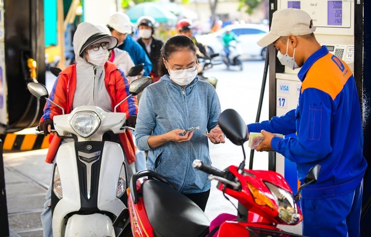 Gi&aacute; xăng dầu h&ocirc;m nay 2/9: Xăng E10 &lsquo;rộng đường&rsquo; xuống 17.000 đồng/l&iacute;t, RON 92 &lsquo;b&aacute;n như biếu&rsquo;, gi&aacute; đầy b&igrave;nh xe ga 125cc