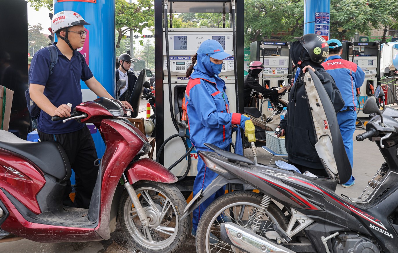 Gi&aacute; xăng dầu tối 1/9: Xăng E5 RON 92 &lsquo;s&aacute;ng cửa&rsquo; xuống 18.000 đồng/l&iacute;t, E10 RON 95 &lsquo;rẻ như cho&rsquo;, gi&aacute; đầy b&igrave;nh &ocirc; t&ocirc; Honda