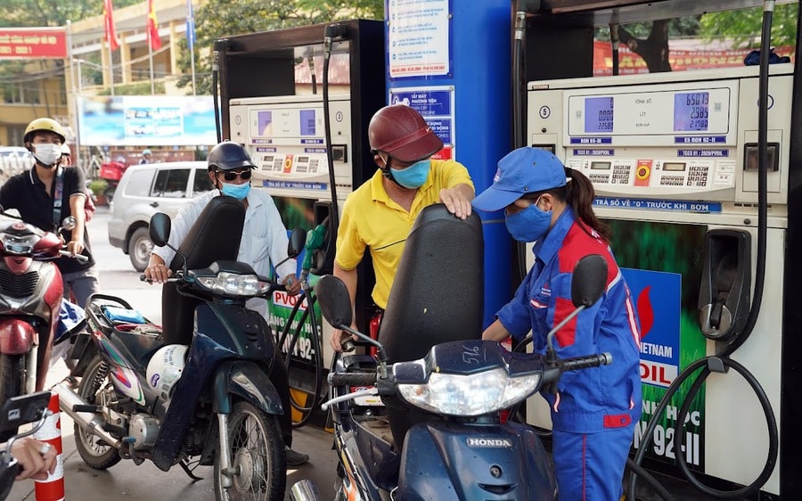 Gi&aacute; xăng dầu trưa 1/9: Dầu diesel rẻ hơn đỉnh 16.600 đồng, E10 v&agrave; RON 92 về 18.000 đồng/l&iacute;t? Gi&aacute; lăn b&aacute;nh VinFast VF 5