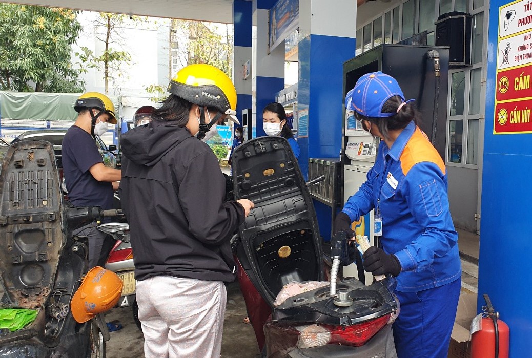 Gi&aacute; xăng dầu chiều 2/9: Xăng E5 RON 92 &lsquo;rẻ như rau&rsquo;, E10 RON 95 &lsquo;ph&aacute; đ&aacute;y&rsquo; 17.000 đồng/l&iacute;t? Gi&aacute; đầy b&igrave;nh c&aacute;c mẫu xe số