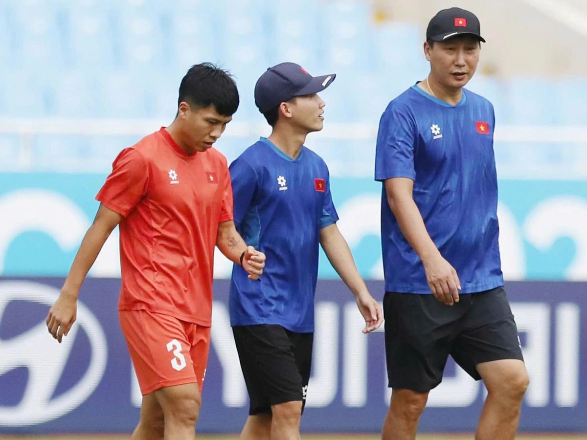 Trụ cột ĐT Việt Nam chấn thương trước FIFA ASEAN Cup 2026, HLV Kim Sang Sik gặp b&agrave;i to&aacute;n kh&oacute;