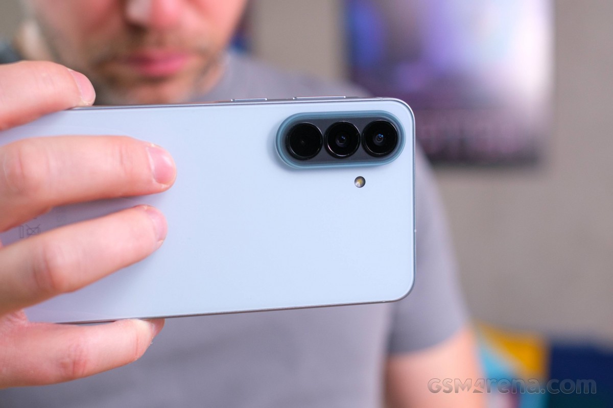 Vua Android tầm trung mới nhất của Samsung l&agrave; đ&acirc;y, dưới 10 triệu ăn đứt iPhone 17e, so k&egrave; iPhone 17